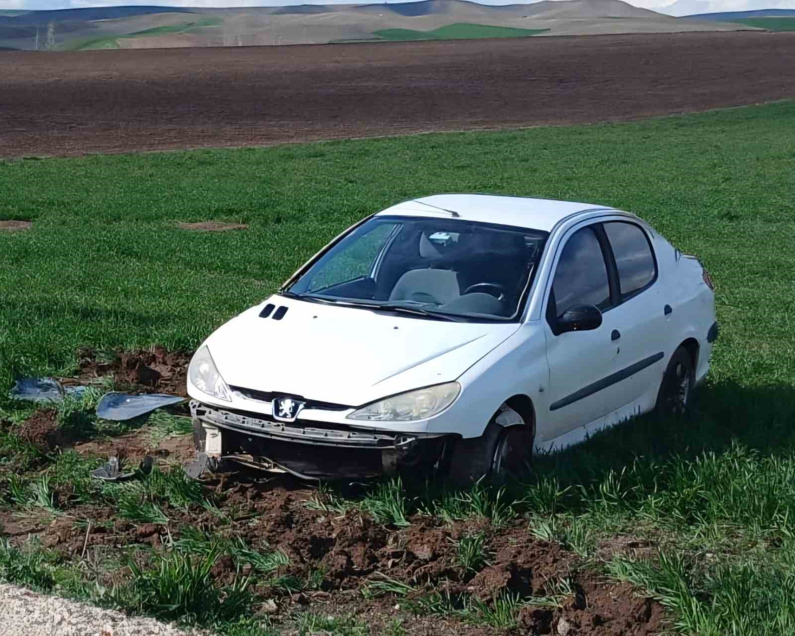 &Ccedil;orum&rsquo;da devrilen otomobilin s&uuml;r&uuml;c&uuml;s&uuml; yaralandı
