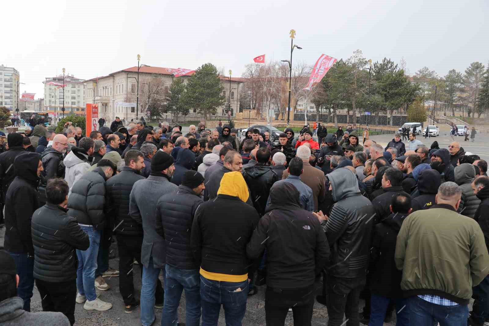 T&uuml;rkiye&rsquo;nin en b&uuml;y&uuml;k 50 şirketinden birisiydi, iş&ccedil;iler ayağa kaldırılmasını istedi
