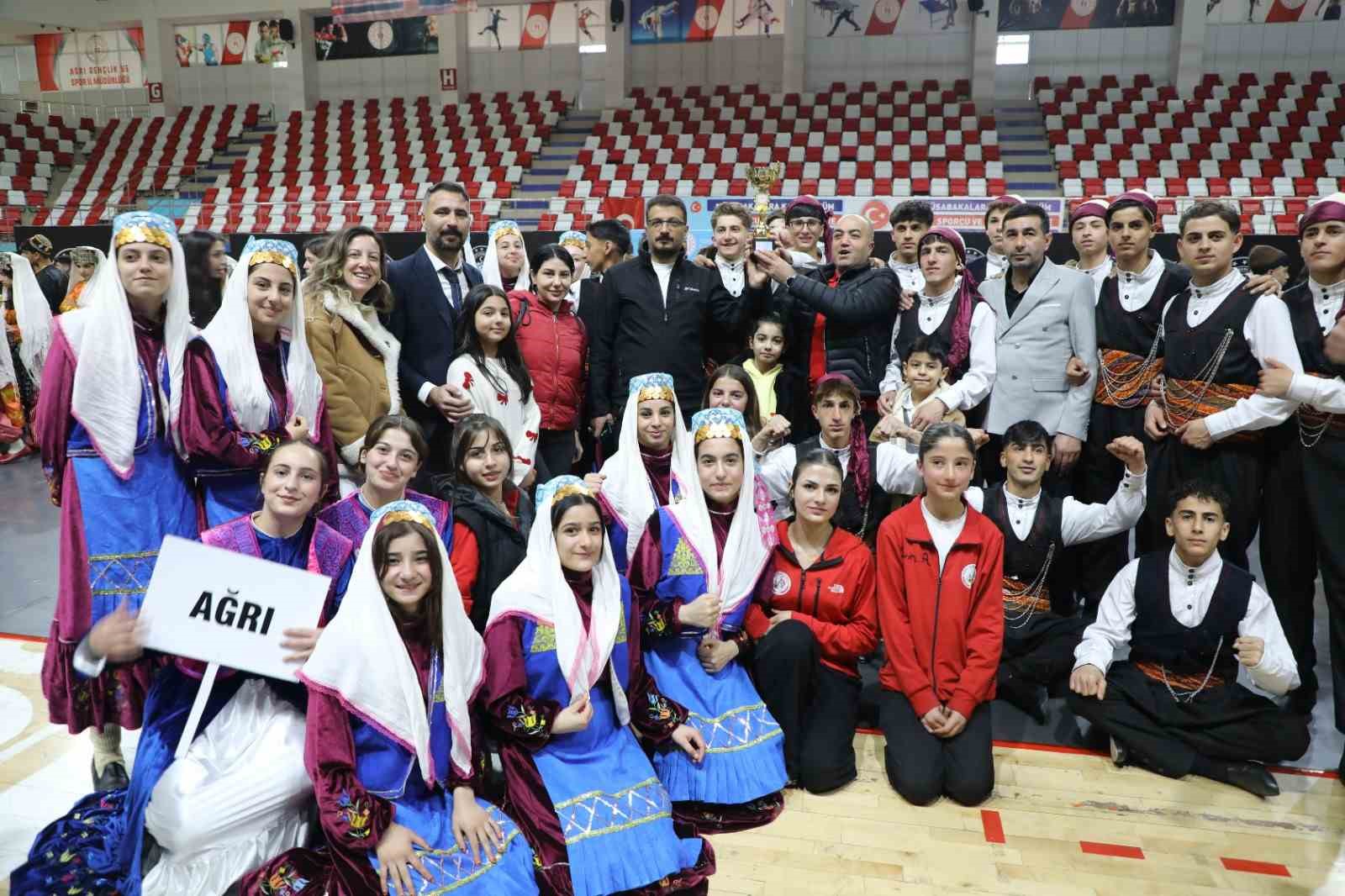 Ağrı Spor Lisesi b&ouml;lge şampiyonu oldu
