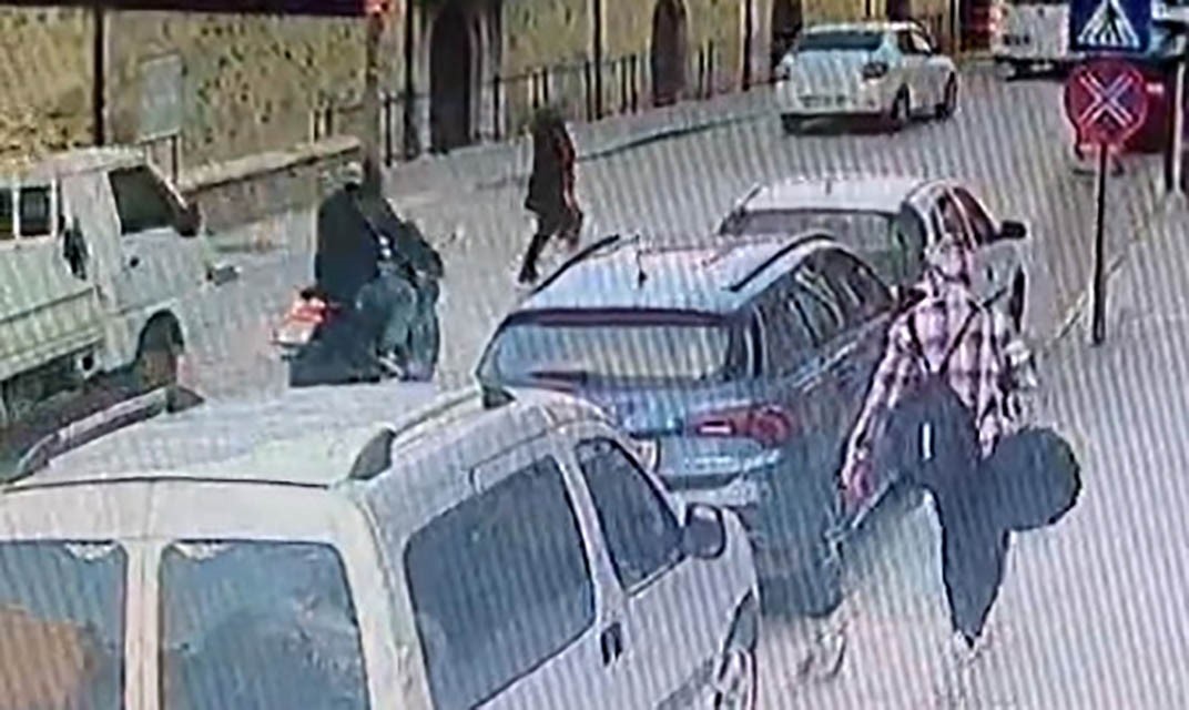 Yaya ge&ccedil;idinde karşıya ge&ccedil;en kadın, motosikletin &ccedil;arpmasıyla yaralandı
