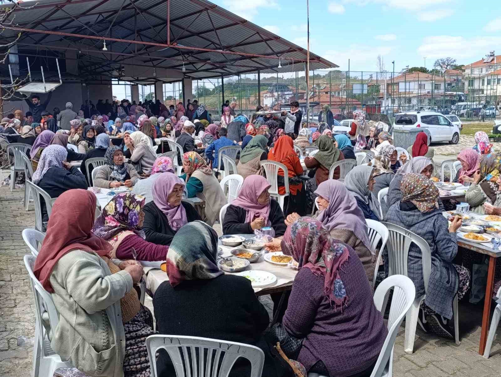 G&ouml;rdes Tepek&ouml;y&rsquo;de asırlık hayır geleneği binleri buluşturdu

