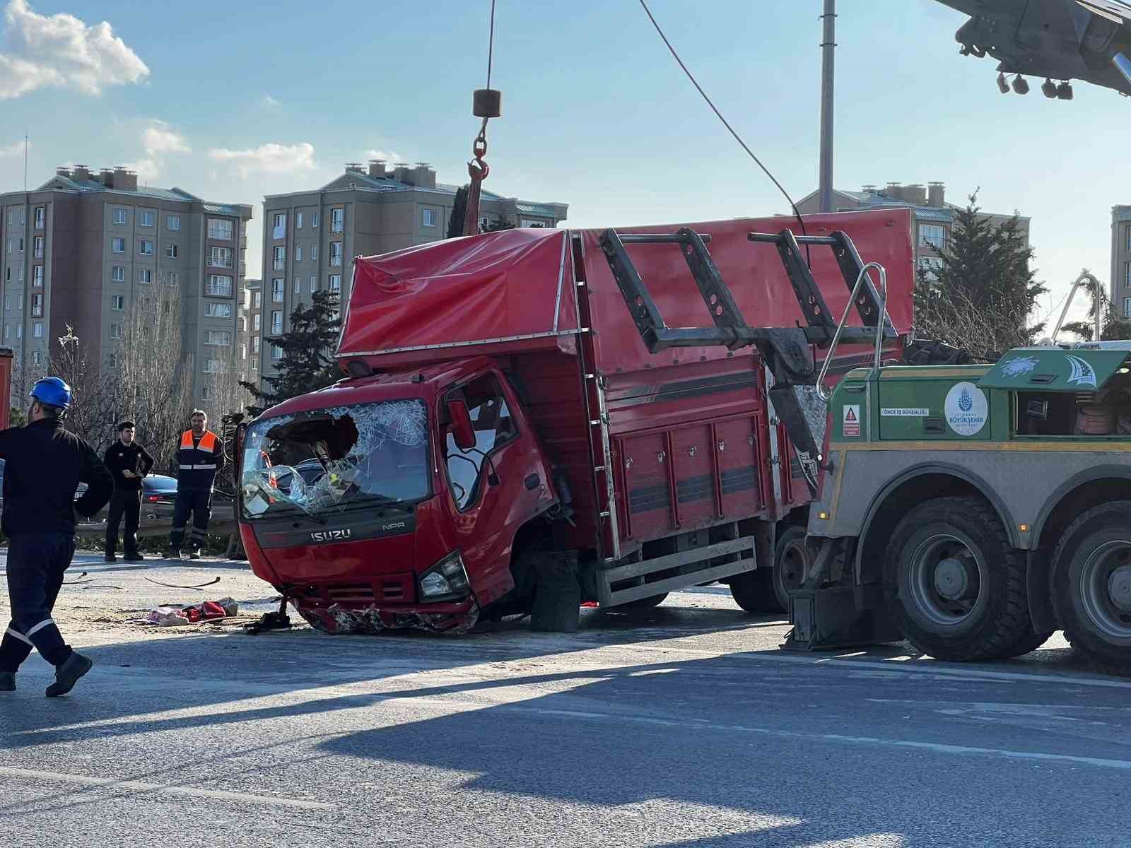 Esenler&rsquo;de otomobil kamyonete &ccedil;arptı: 6 yaralı
