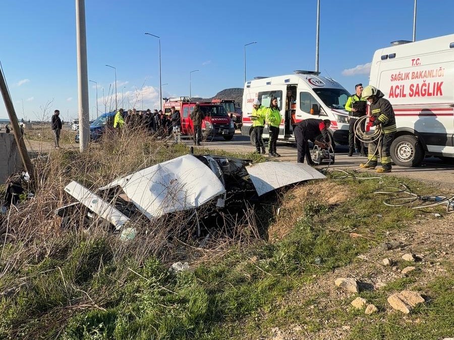 Kontrolden &ccedil;ıkan otomobil şarampole yuvarlandı: 2 yaralı
