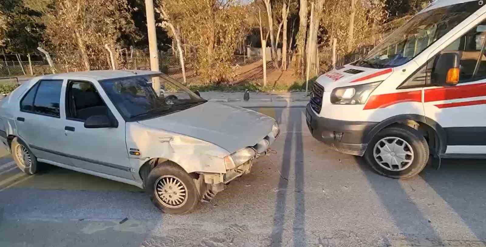 Otomobille çarpışan motosiklet durağa daldı: 2 yaralı