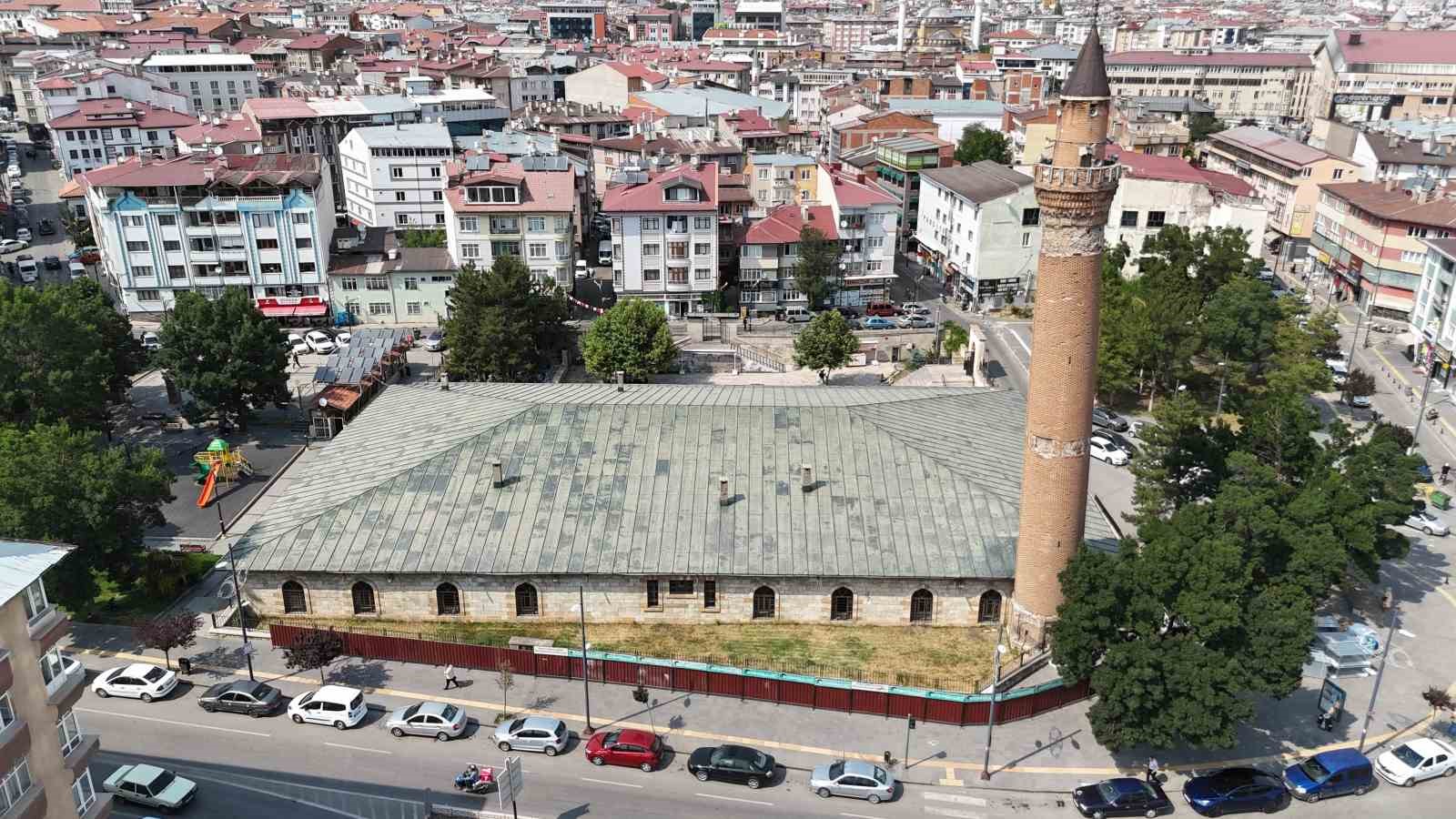 833 yıllık tarihi caminin restorasyonu titizlikle devam ediyor
