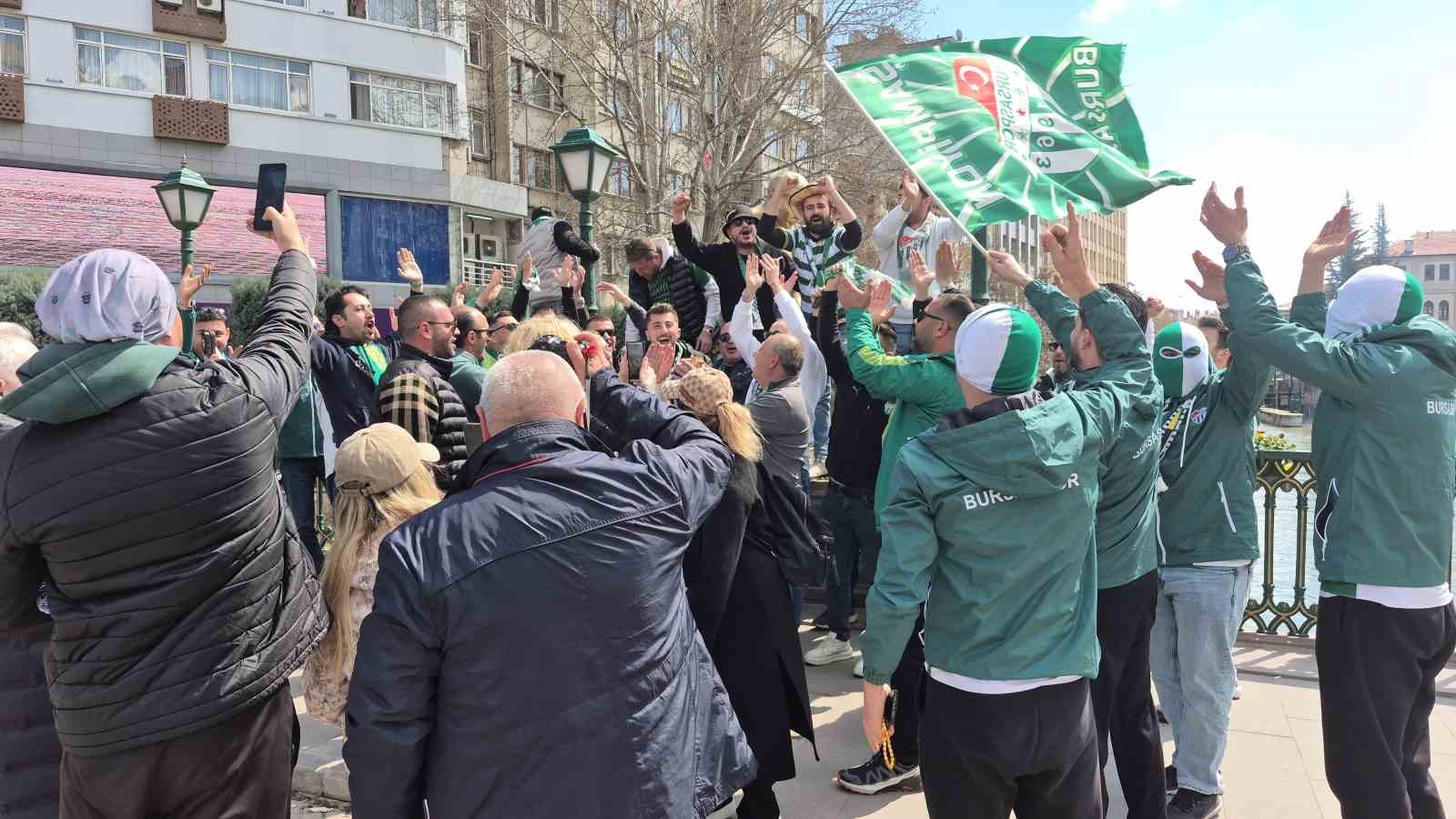 Bursaspor taraftarı, Eskişehir’i hareketlendirdi