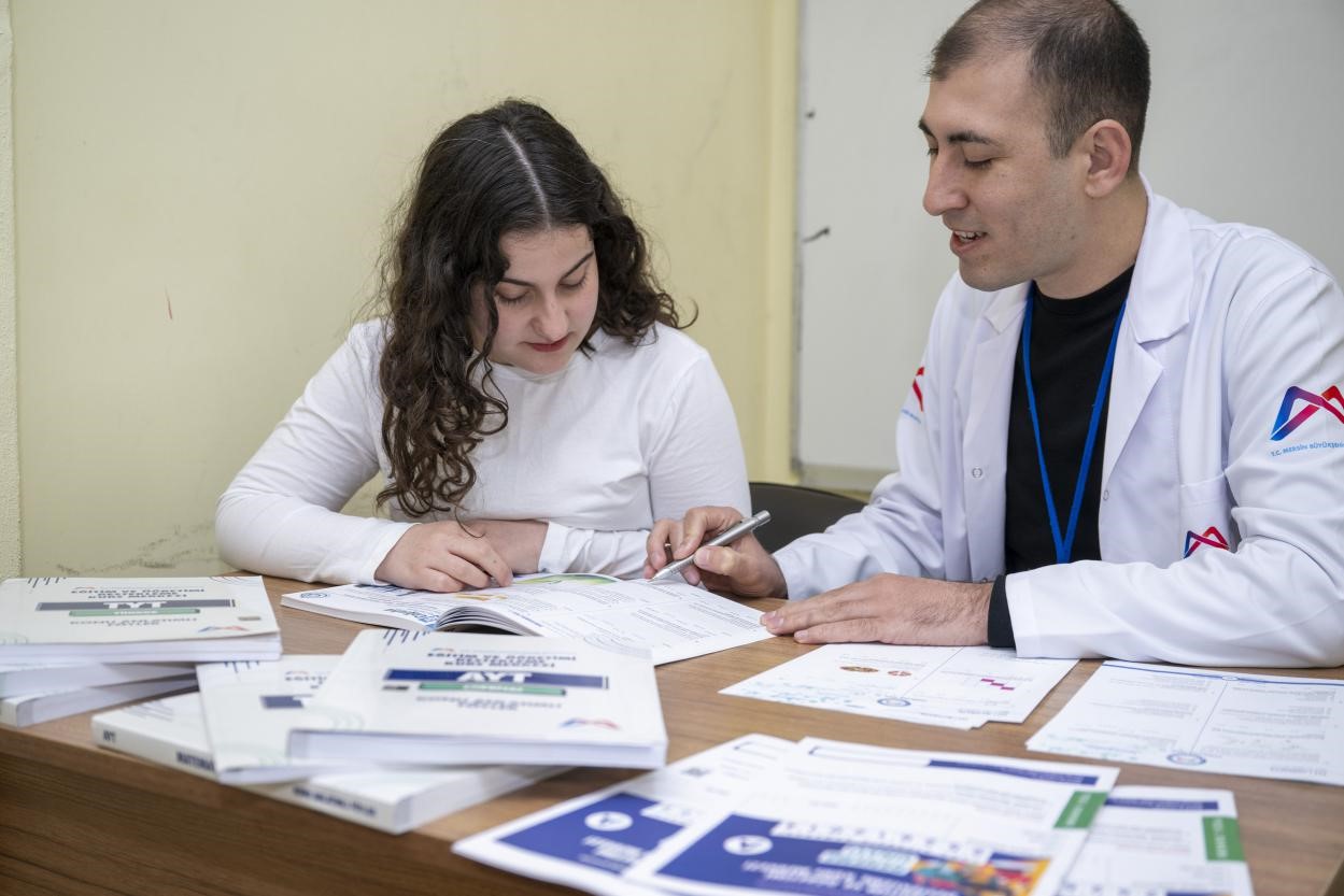 Mersin�de g�rme engelli ��renciye �cretsiz e�itim deste�i
