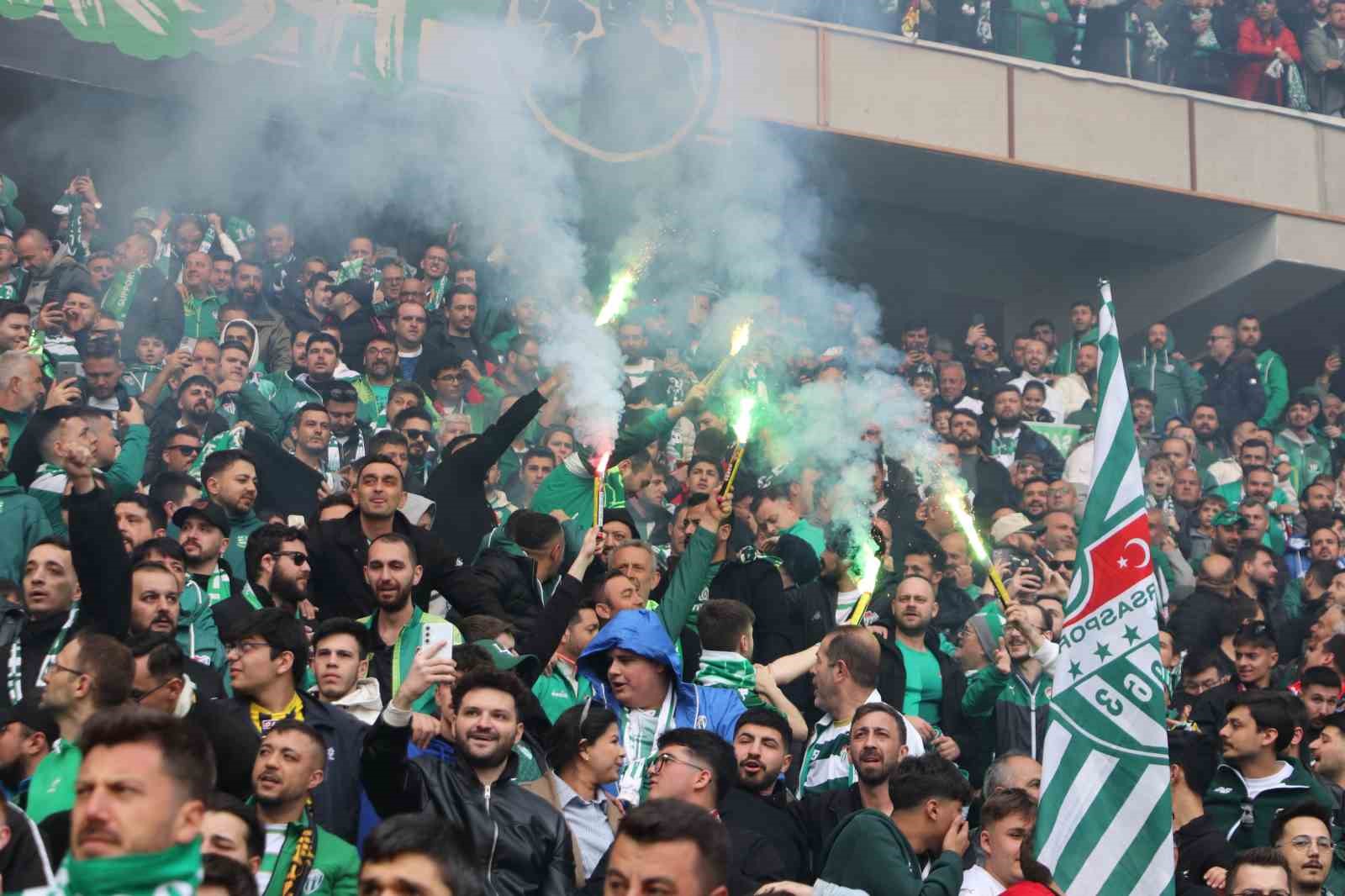 Bursaspor taraftarı Eskişehir tribünlerinde renkli görüntüler oluşturdu