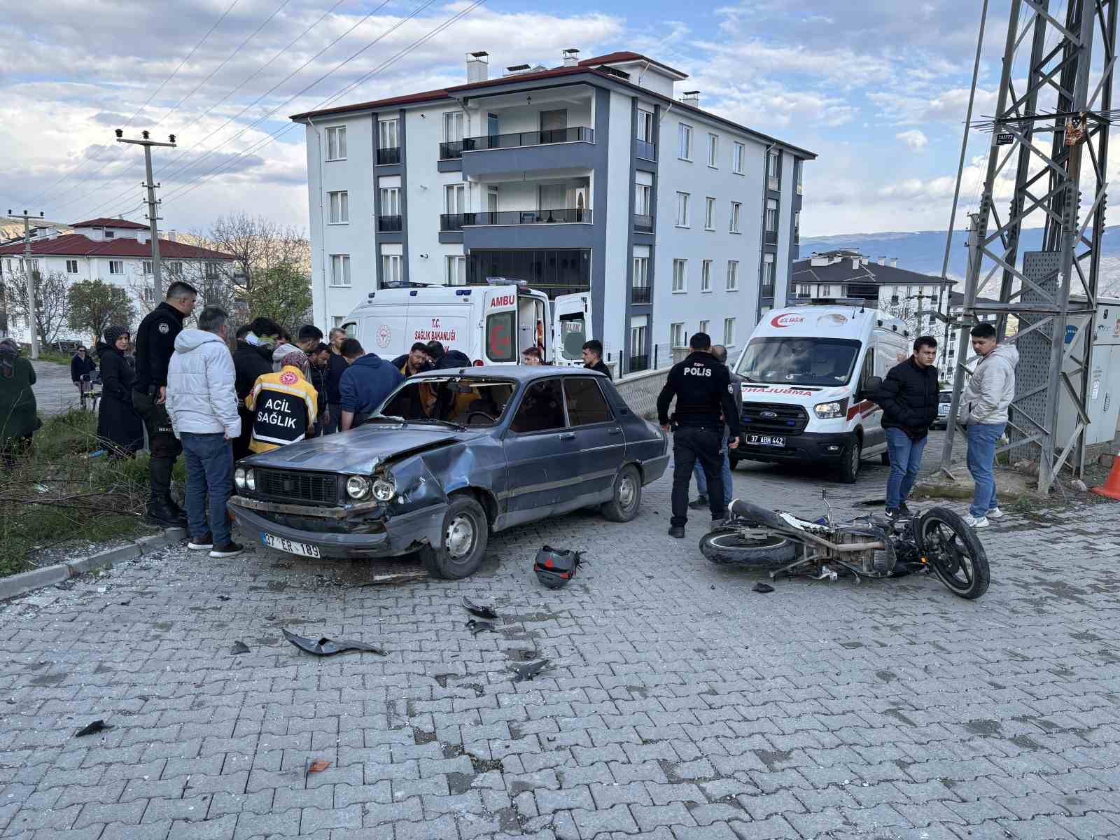 Kastamonu’da otomobil ile motosiklet çarpıştı: 3 yaralı
