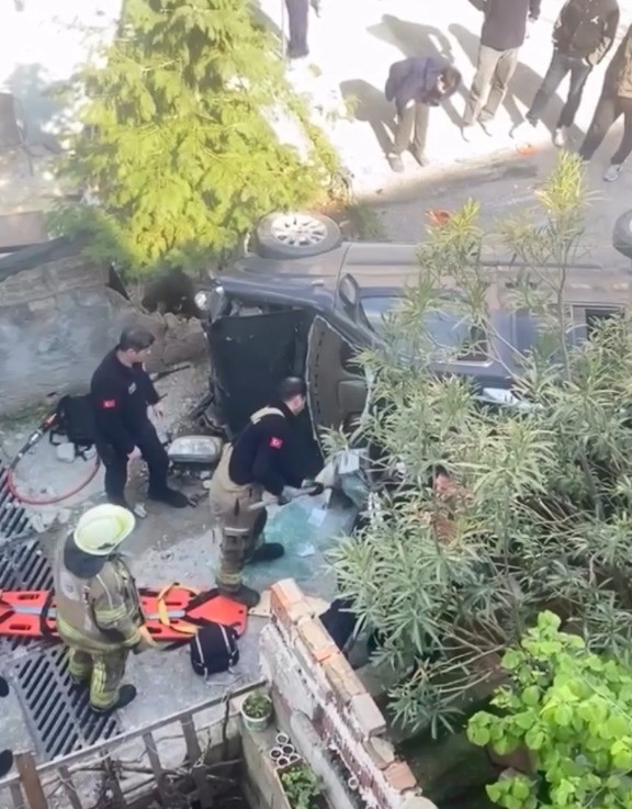 Bursa&rsquo;da kaza yapan ara&ccedil; merdivenlerden yuvarlandı: 1 yaralı
