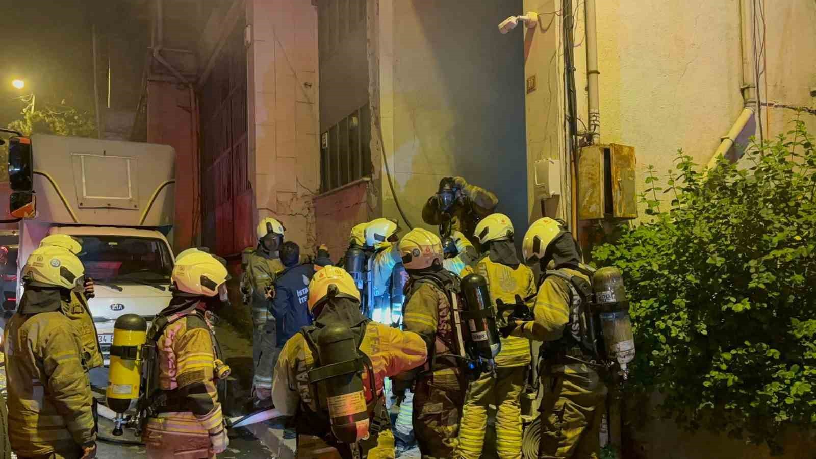 Kağıthane’de 5 katlı iş hanında yangın