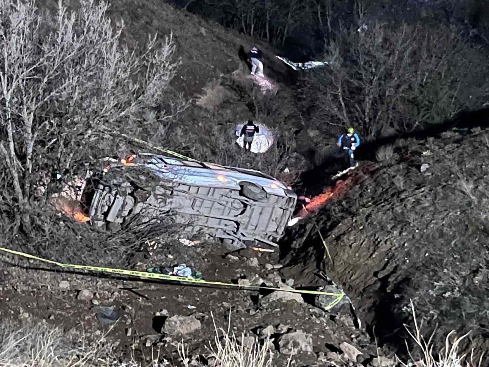 Malatya&rsquo;da iş&ccedil;i servisi devrildi: 2 &ouml;l&uuml;, 10 yaralı

