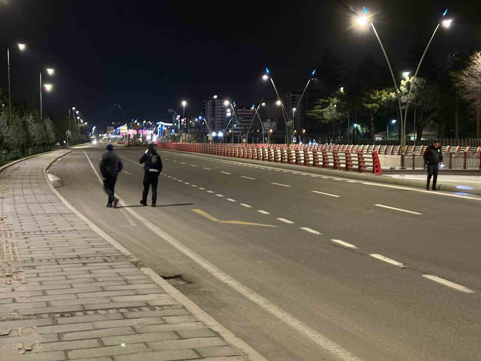 Polisten ka&ccedil;arken, yola fırlattığı kağıttan uyuşturucu &ccedil;ıktı
