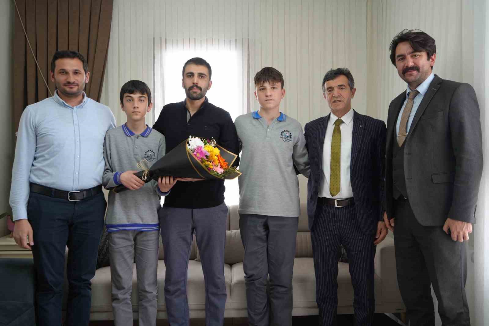 DEAŞ operasyonunda ağır yaralanmıştı: Bayburtlu kahraman komisere &ouml;ğrencilerden Polis Haftası s&uuml;rprizi
