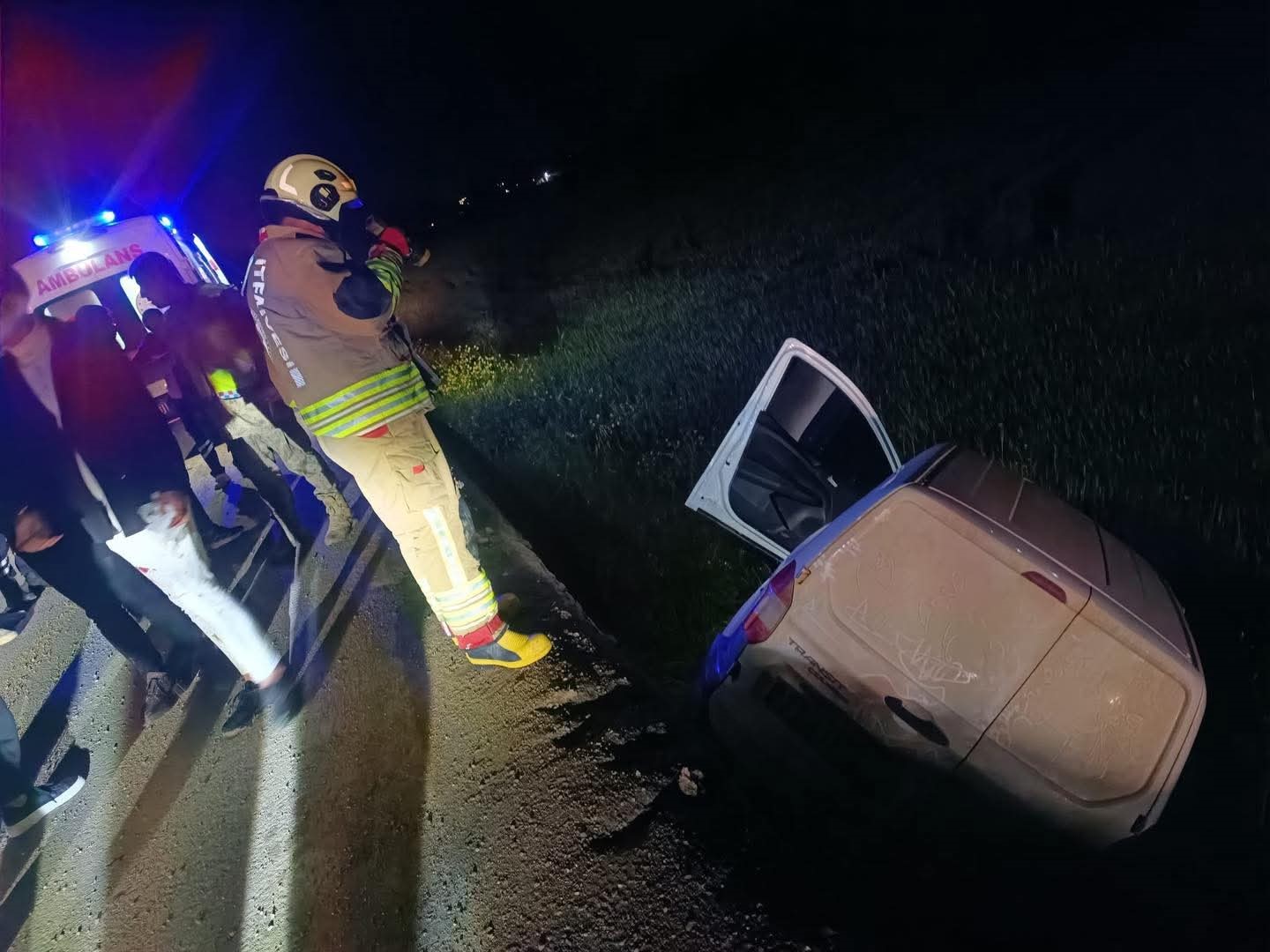 Kırıkhan&rsquo;da şarampole devrilen hafif ticari aracın s&uuml;r&uuml;c&uuml;s&uuml; yaralandı
