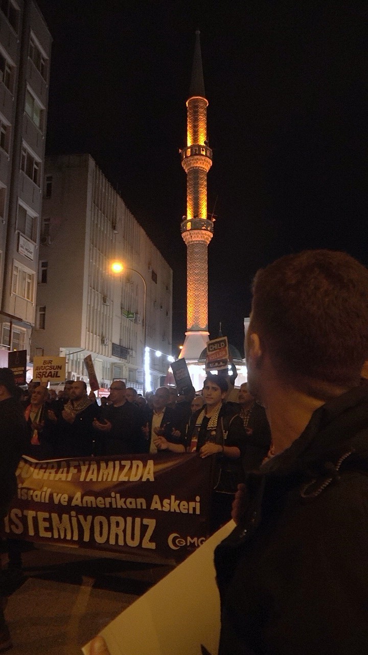 İsrail&rsquo;in zulm&uuml;n&uuml; protesto etmek i&ccedil;in Netanyahu&rsquo;yu "idam" ettiler
