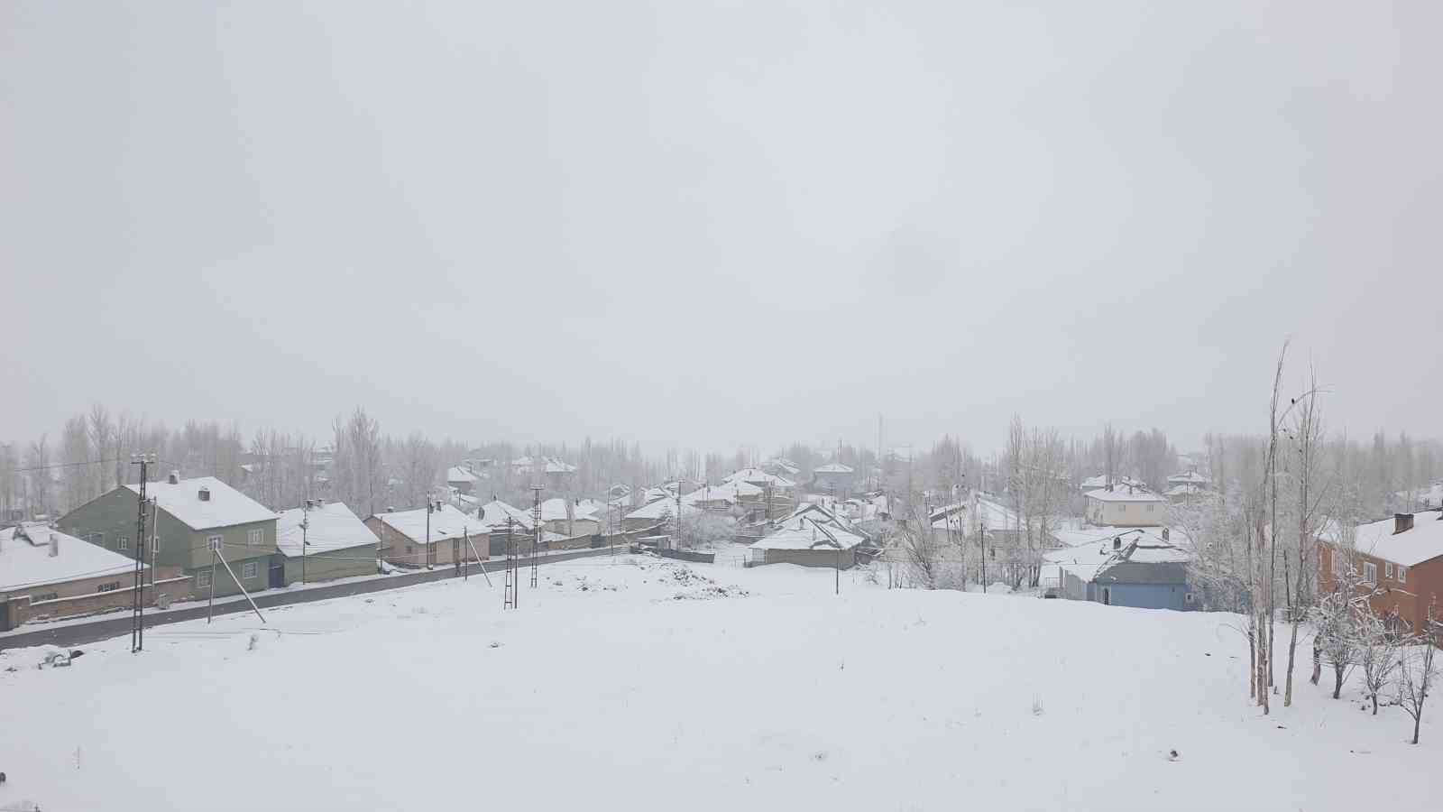 Başkale&rsquo;de kar yağışı
