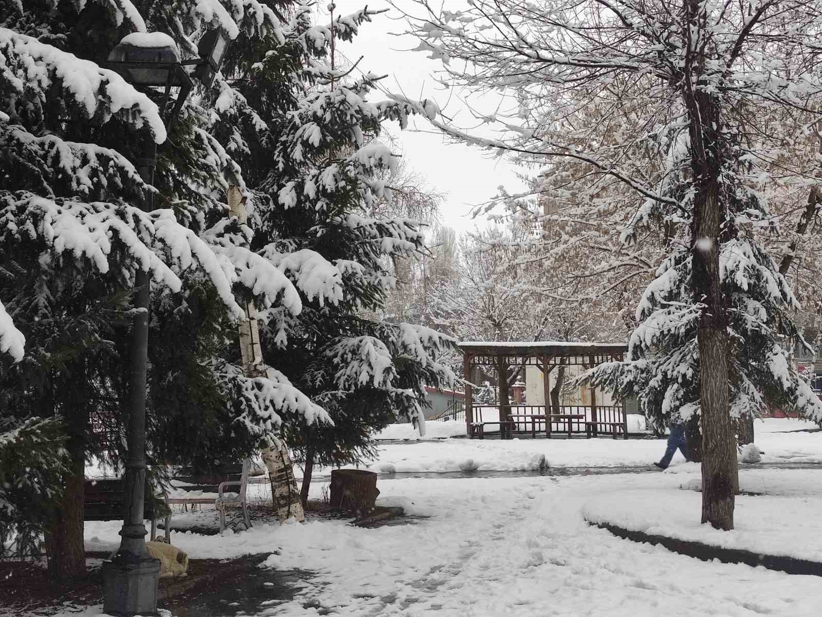 Ardahan&rsquo;a kış geri geldi
