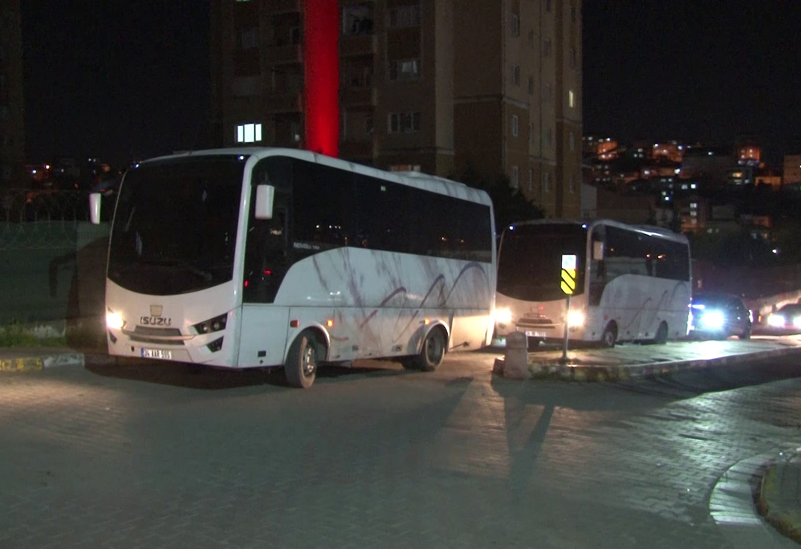 Uyuşturucu ve fuhuş soruşturmasında g&ouml;zaltına alınan &uuml;nl&uuml; isimler adliyeye sevk edildi
