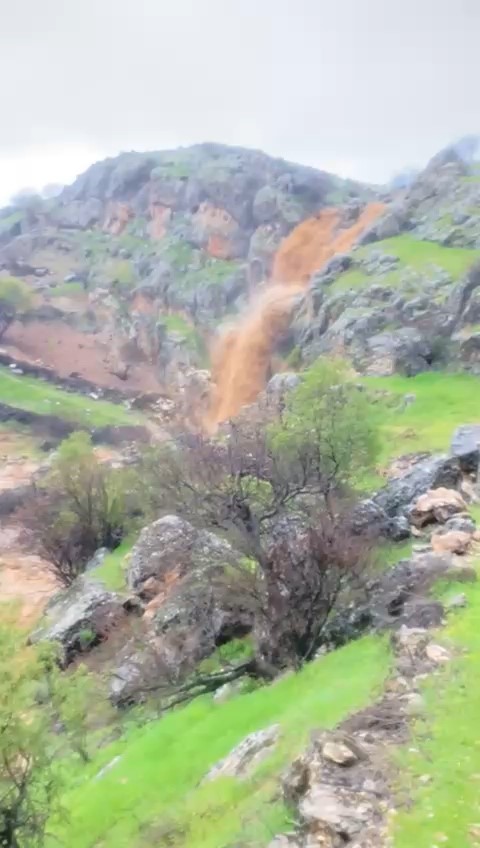 Sağanak yağış şelalelerin debisini y&uuml;kseltti
