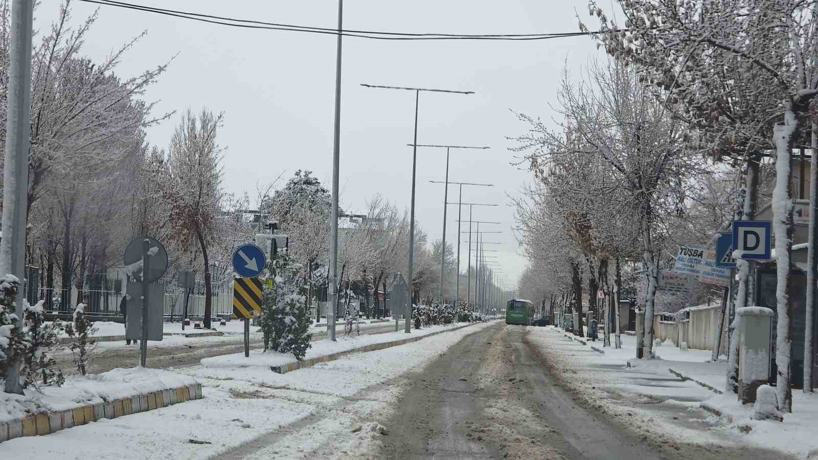 Van&rsquo;da nisan karı: 93 yerleşim yerinin yolu kapandı, İzmir u&ccedil;ağı inemedi
