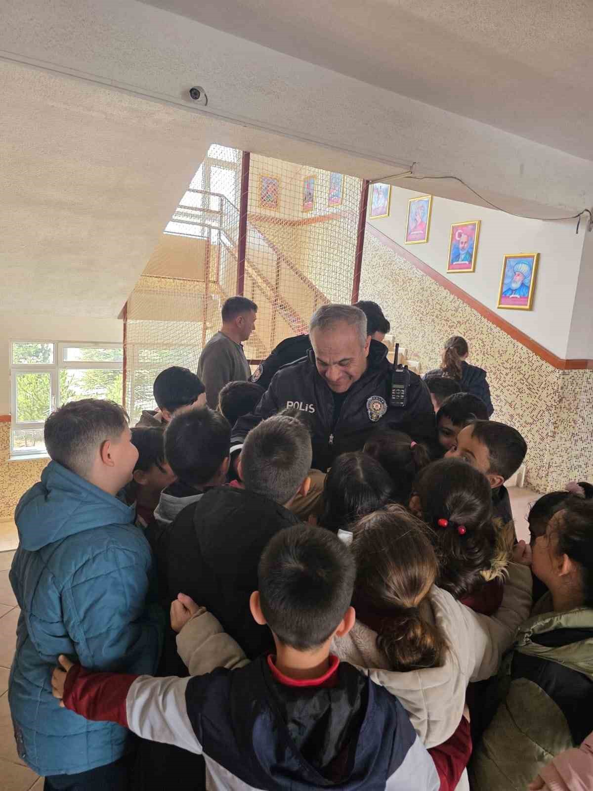 Polis abilerini &ccedil;oşku ve sevin&ccedil;le karşıladılar
