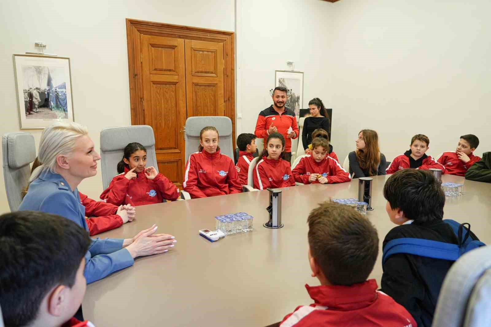 Başkan Subaşı Bilecik Gen&ccedil;lik ve Spor Kul&uuml;b&uuml; sualtı hokeyi takımlarını ağırladı
