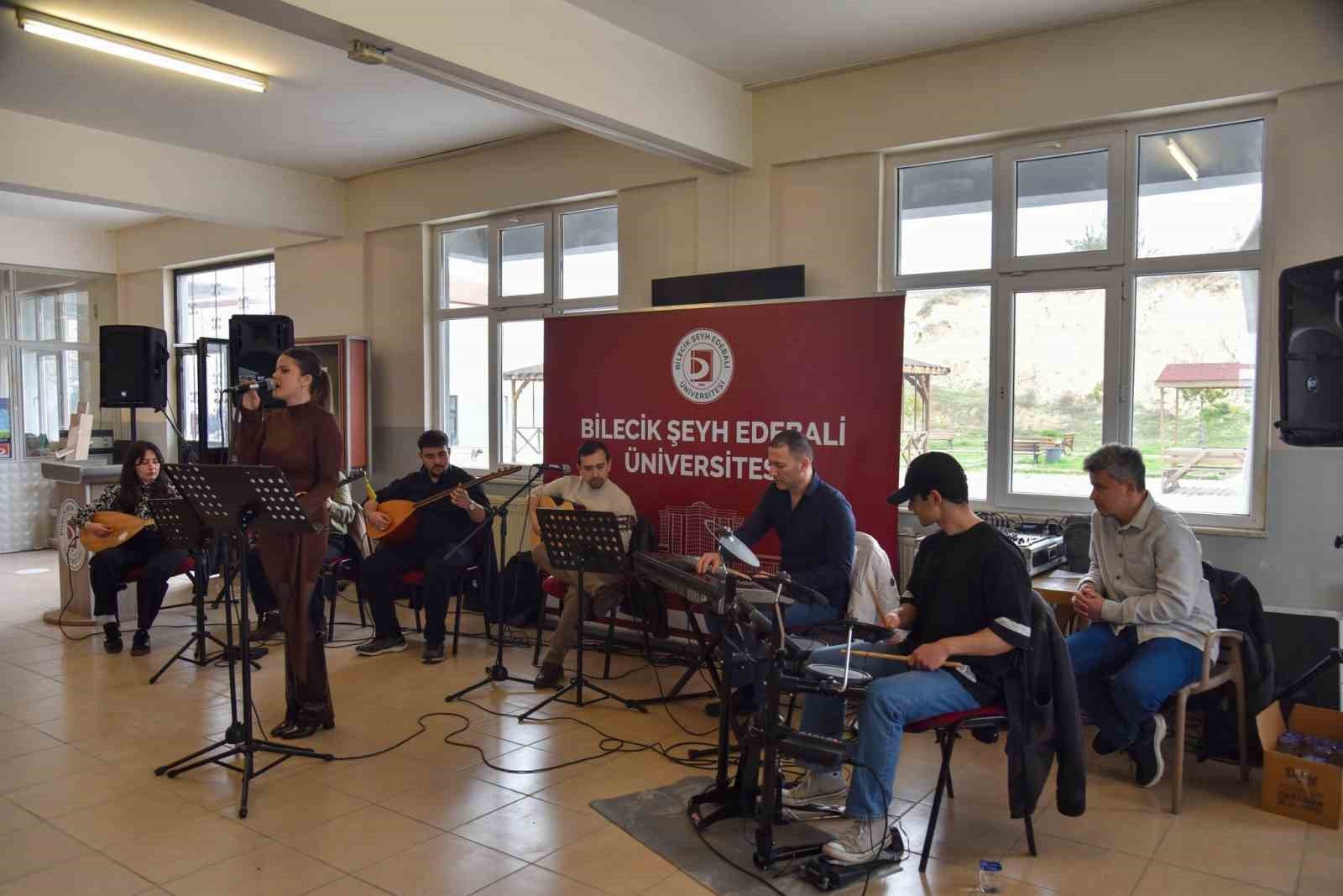 S&ouml;ğ&uuml;t Meslek Y&uuml;ksekokulunda &rsquo;Kamp&uuml;s Konserleri&rsquo; d&uuml;zelendi

