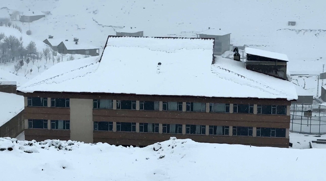 Y&uuml;ksekova nisan ayında karla kaplandı
