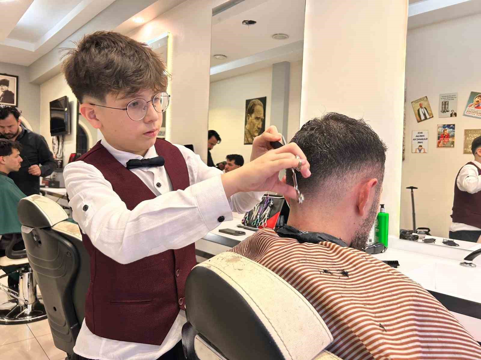 13 yaşındaki kuaf&ouml;r &Ccedil;ınar, k&uuml;&ccedil;&uuml;k yaşına rağmen ustalarına taş &ccedil;ıkarıyor
