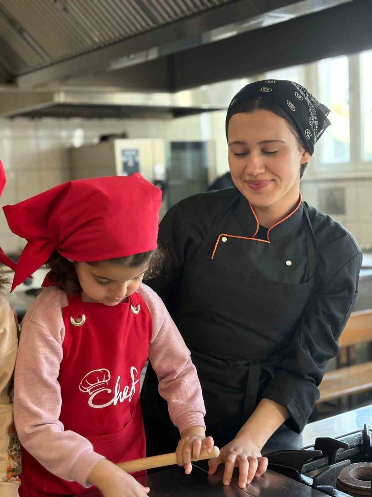 Antalya&rsquo;da minikler mutfağa girdi, renkli kurabiyeler ortaya &ccedil;ıktı
