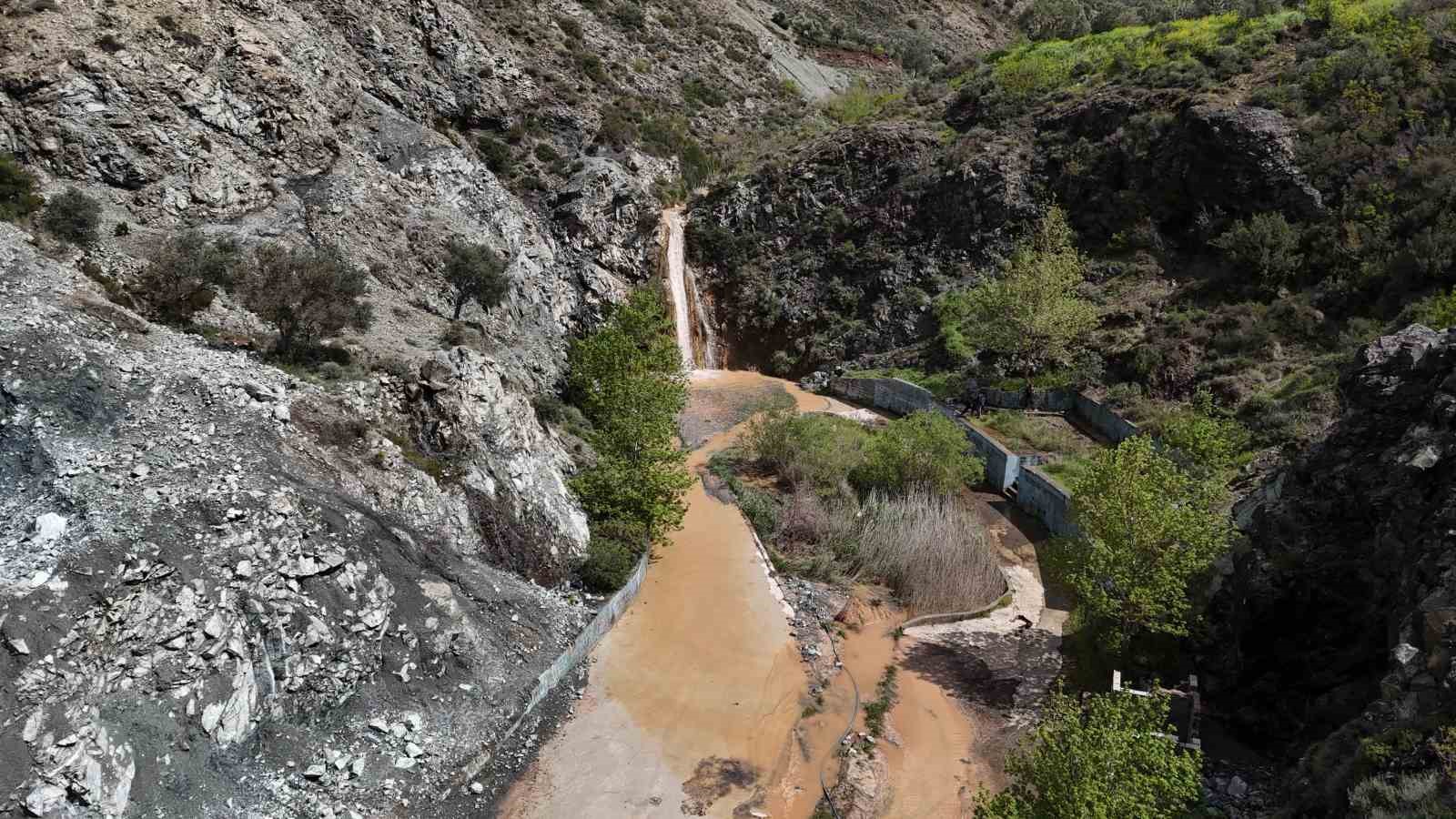 Tarihi kuraklıkla yok olan şelale, aşırı yağışlarla yeniden hayat buldu