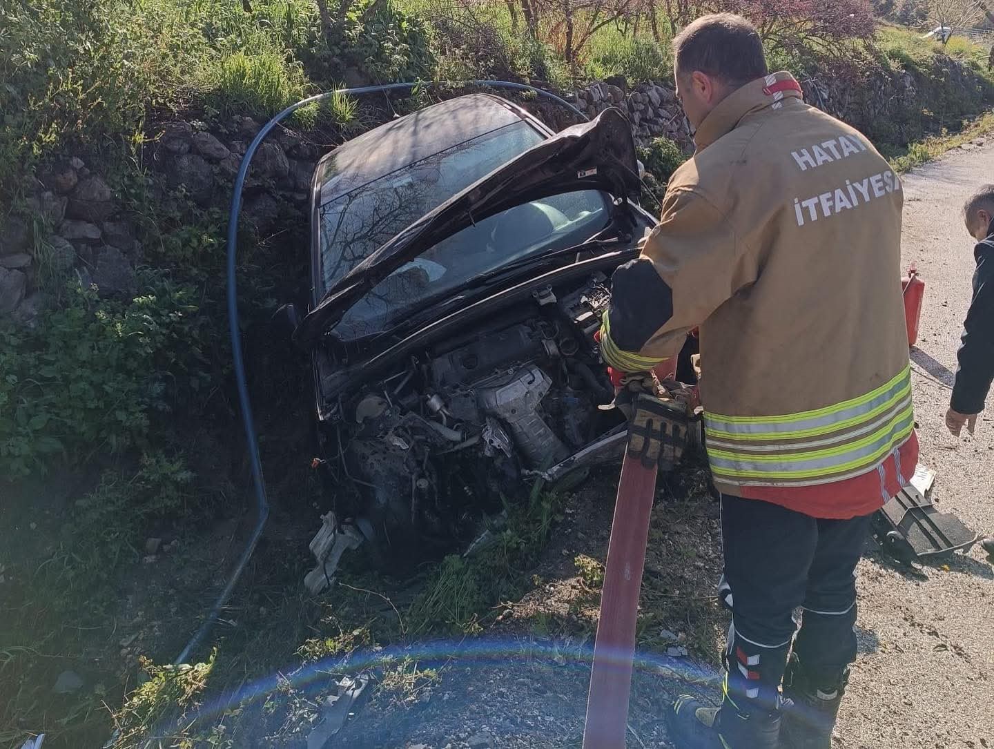 Yayladağı&rsquo;nda bah&ccedil;e duvarına &ccedil;arpan otomobil hurdaya d&ouml;nd&uuml;
