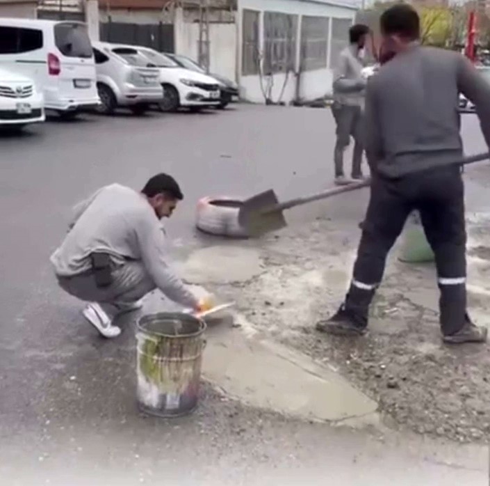 Batman&rsquo;da esnaf yoldaki &ccedil;ukurları kendi imkanlarıyla kapatıyor
