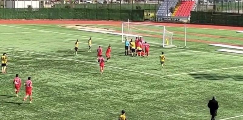 Penaltı gol&uuml; sonrası &ccedil;ıkan arbedede futbolcunun elmacık kemiği kırıldı
