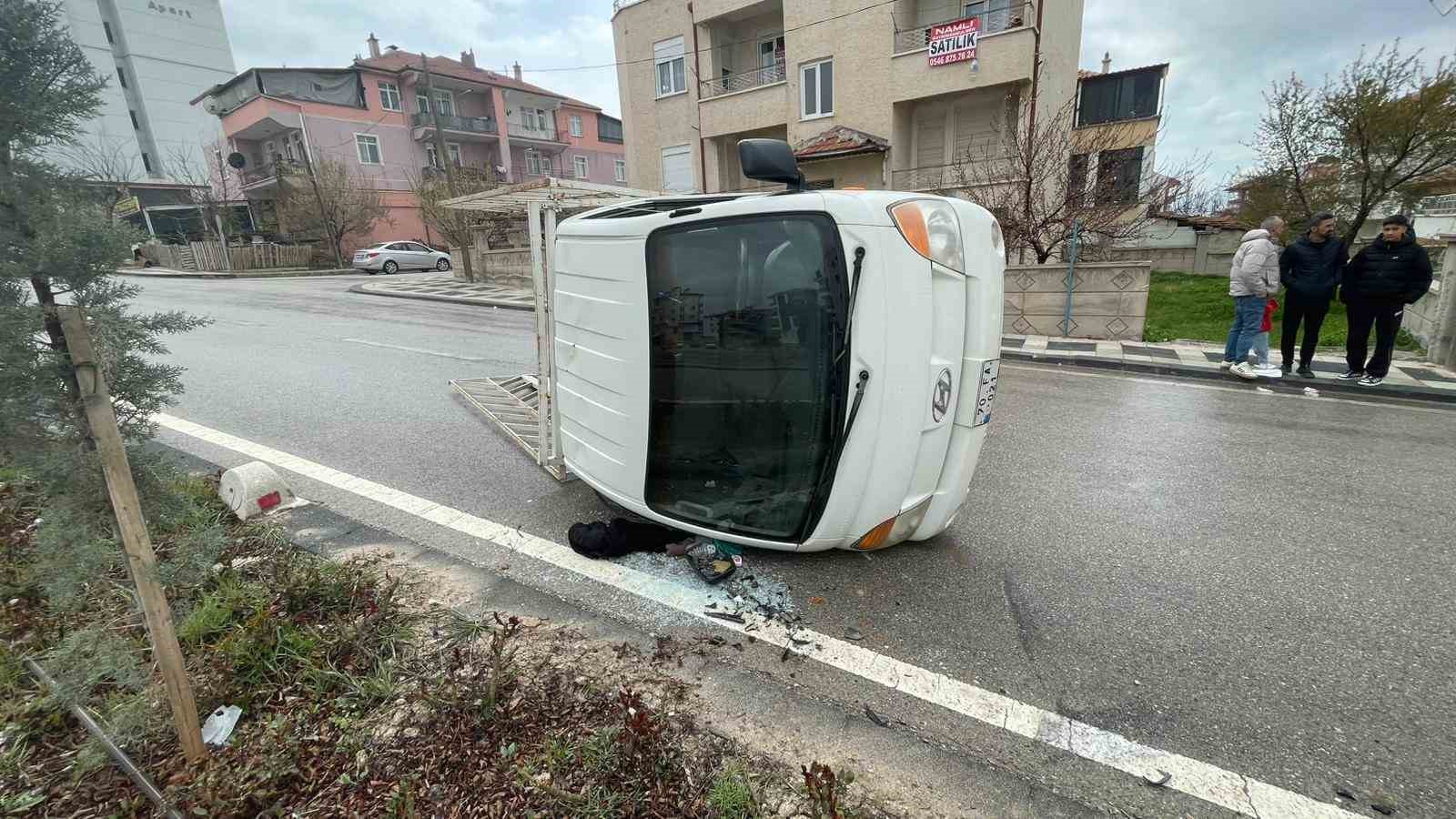 Kamyonet ref&uuml;je &ccedil;arparak devrildi: 2 yaralı
