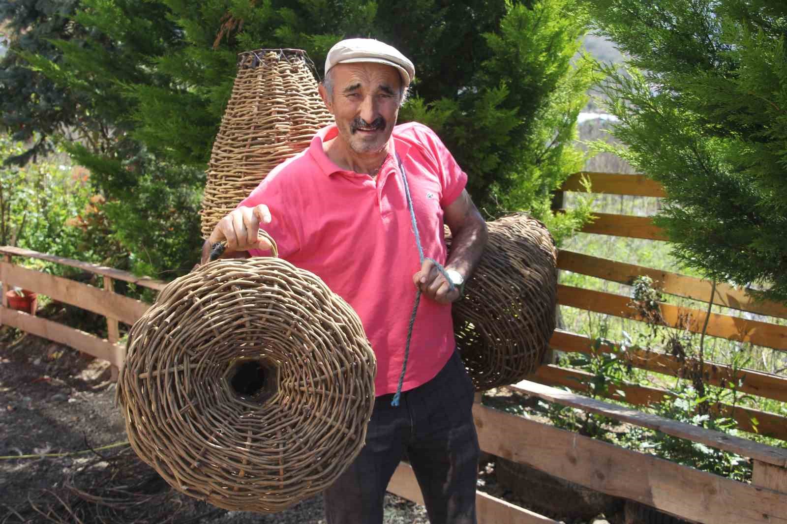 Doğadan topluyor, t&uuml;rk&uuml;lerle &ouml;r&uuml;yor: 45 yıllık usta dikenli sarmaşıktan balık sepeti &ouml;r&uuml;yor
