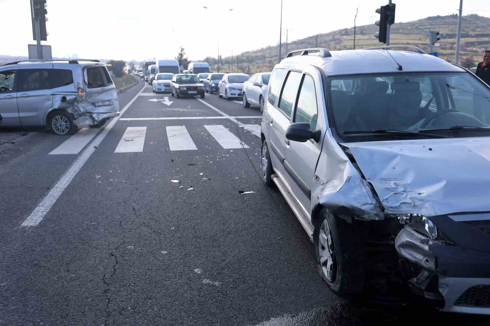 Kırmızı ışıkta bekleyen otomobile &ccedil;arptı: 2 yaralı
