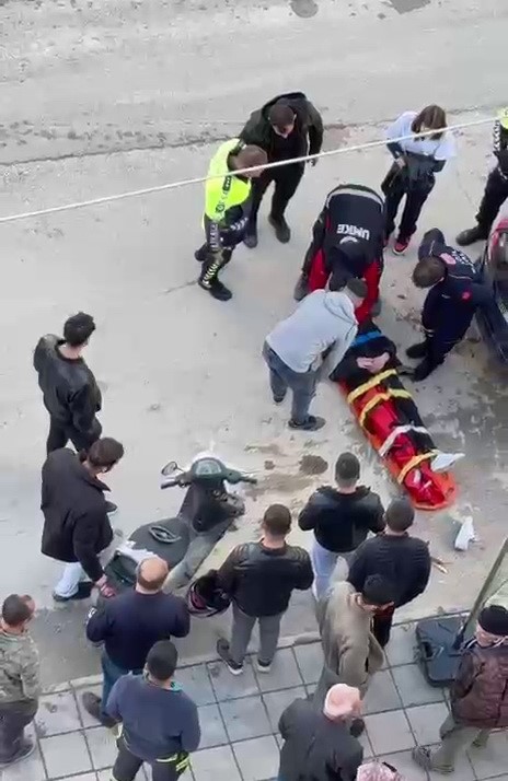 Motosiklet park halindeki otomobile &ccedil;arptı: 1 yaralı
