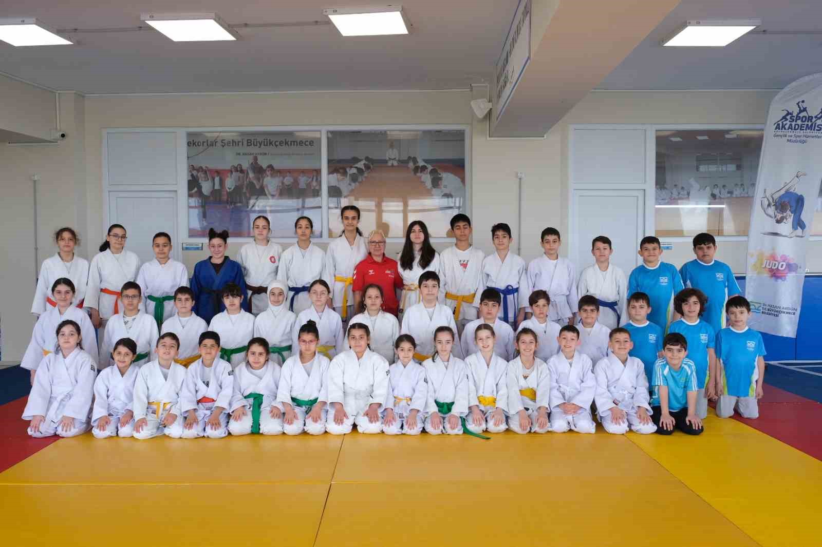 B&uuml;y&uuml;k&ccedil;ekmeceli judocuların kuşak sınavı heyecanı
