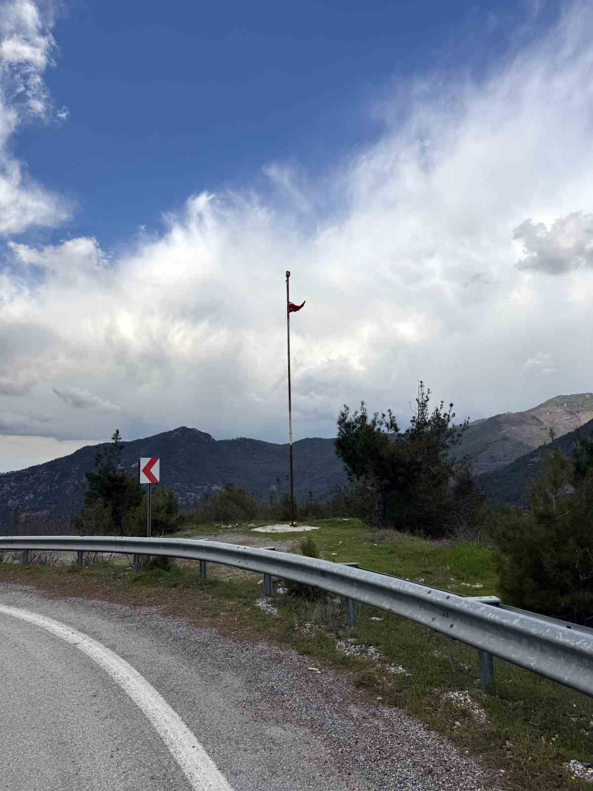 Yıpranan bayrağı fark eden &ouml;ğrenci, yenisiyle değiştirdi
