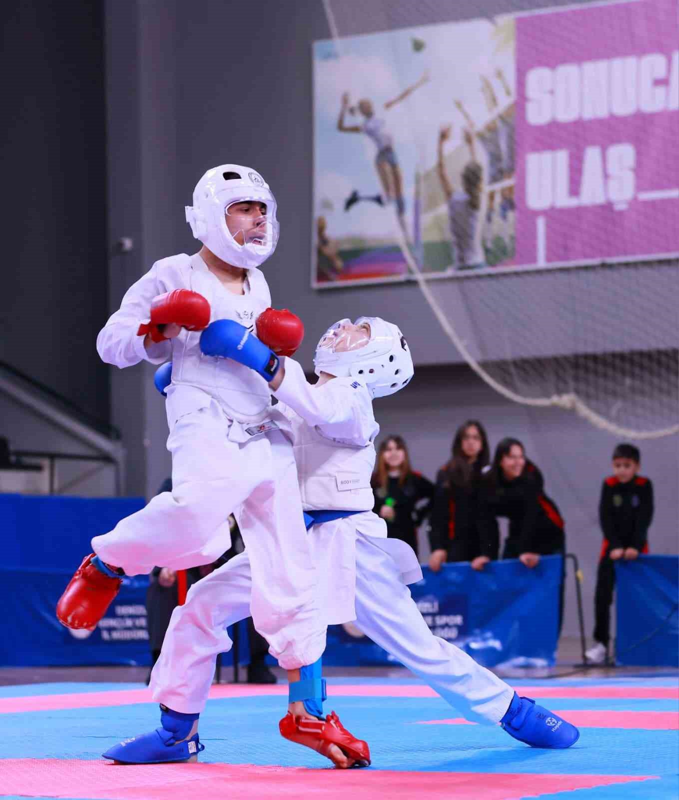 Karatenin yıldızları Denizli&rsquo;de buluştu
