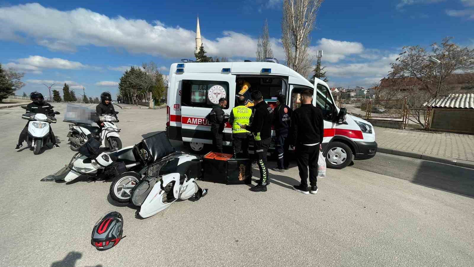 Karaman&rsquo;da motokuryeler &ccedil;arpıştı: 2 yaralı
