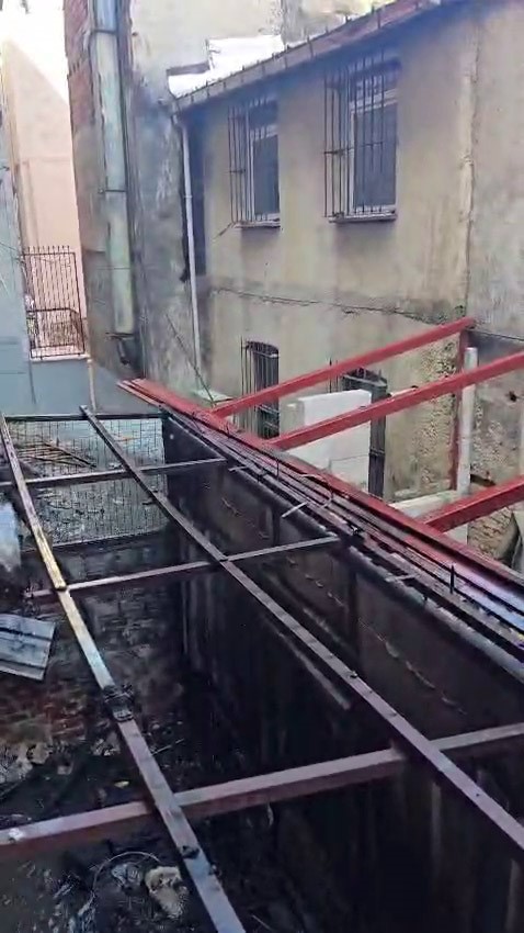 Beyoğlu&rsquo;nda yangında mahsur kalan 2 kişi itfaiye ekiplerince kurtarıldı
