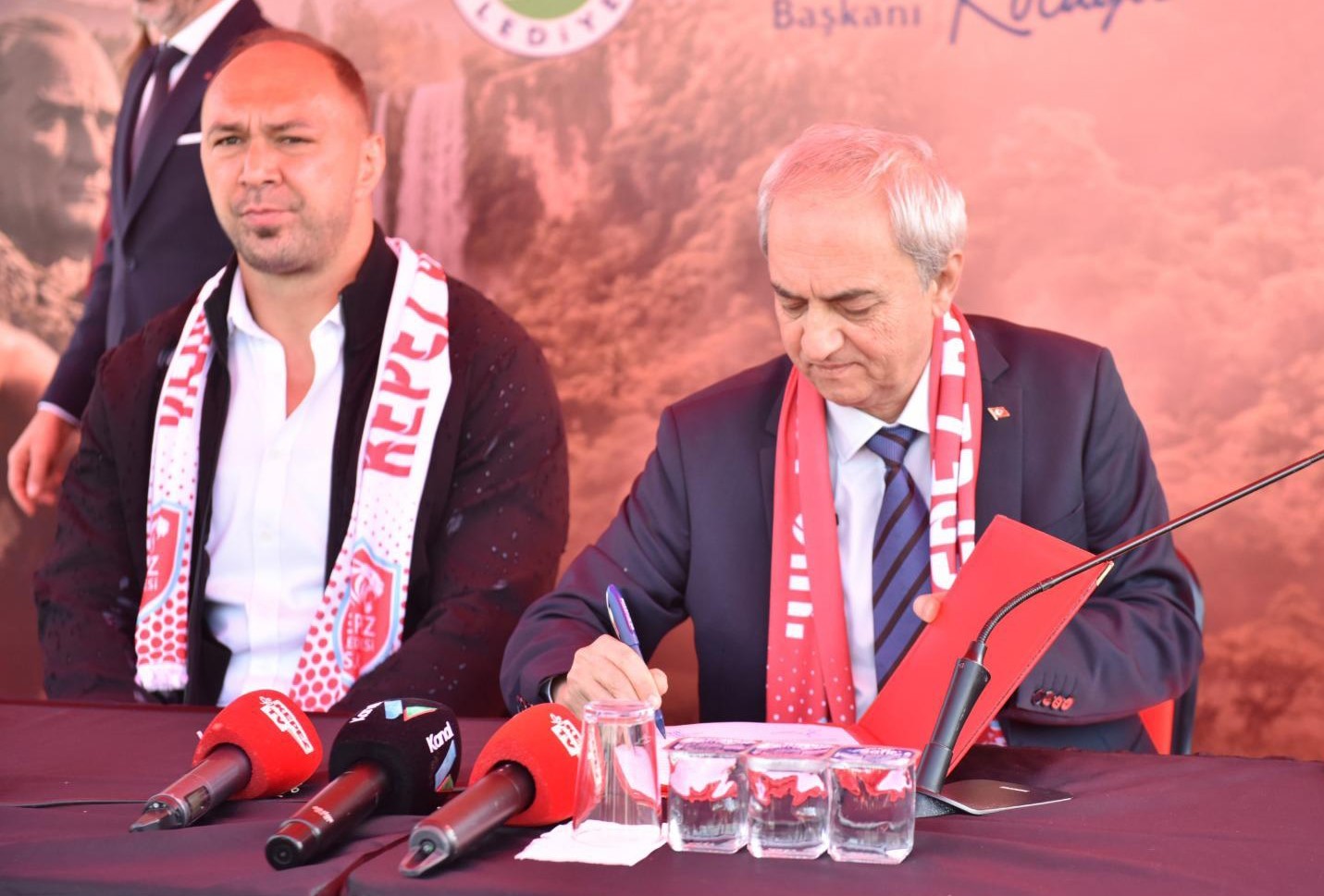 Yağlı g&uuml;reşlerin efsane ismi Ali G&uuml;rb&uuml;z&rsquo;e coşkulu karşılama
