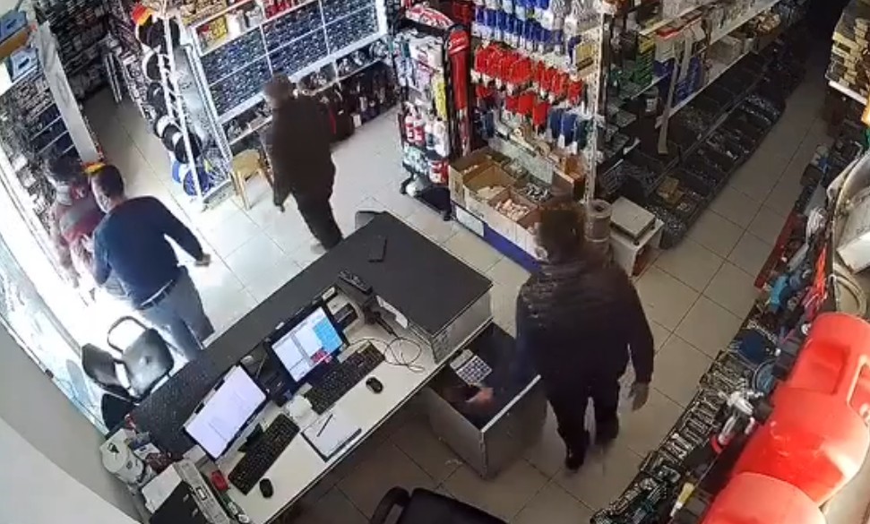 Antalya&rsquo;da depremi fark edince sokağa fırladılar
