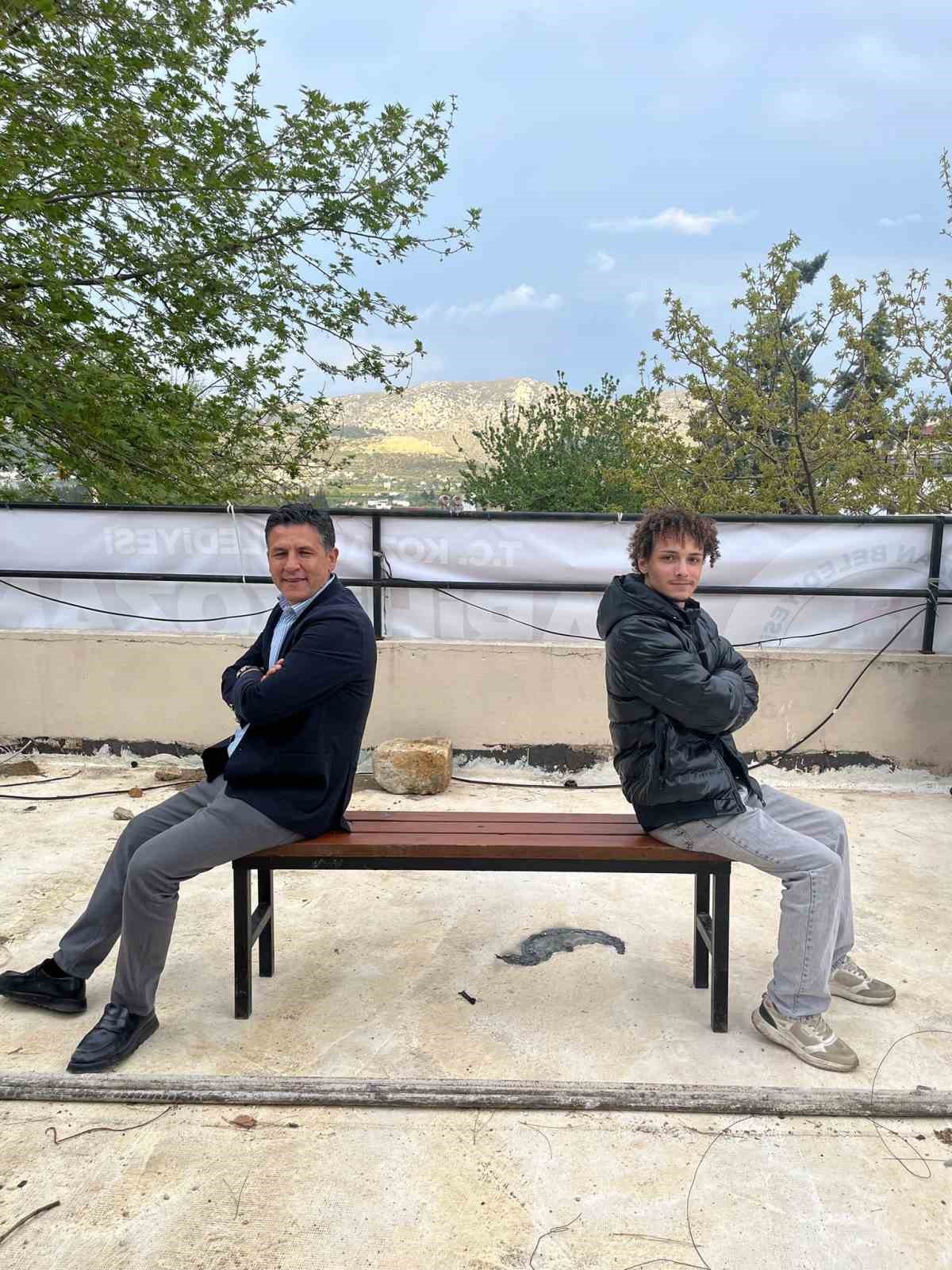 G&uuml;ndem olan bankta başkan ve gen&ccedil; buluştu
