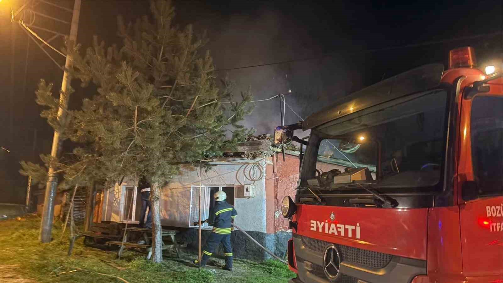 Dumanı g&ouml;r&uuml;p terk ettiği evi alevlere teslim oldu
