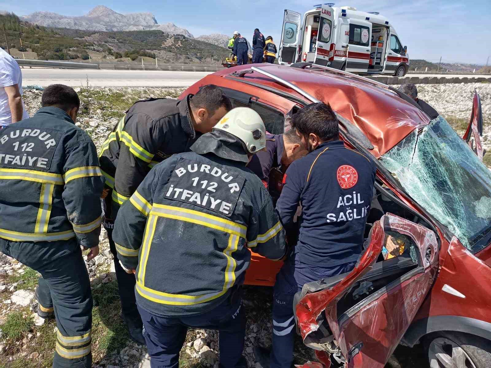 Kontrolden &ccedil;ıkan otomobil şarampole savruldu: 2 yaralı
