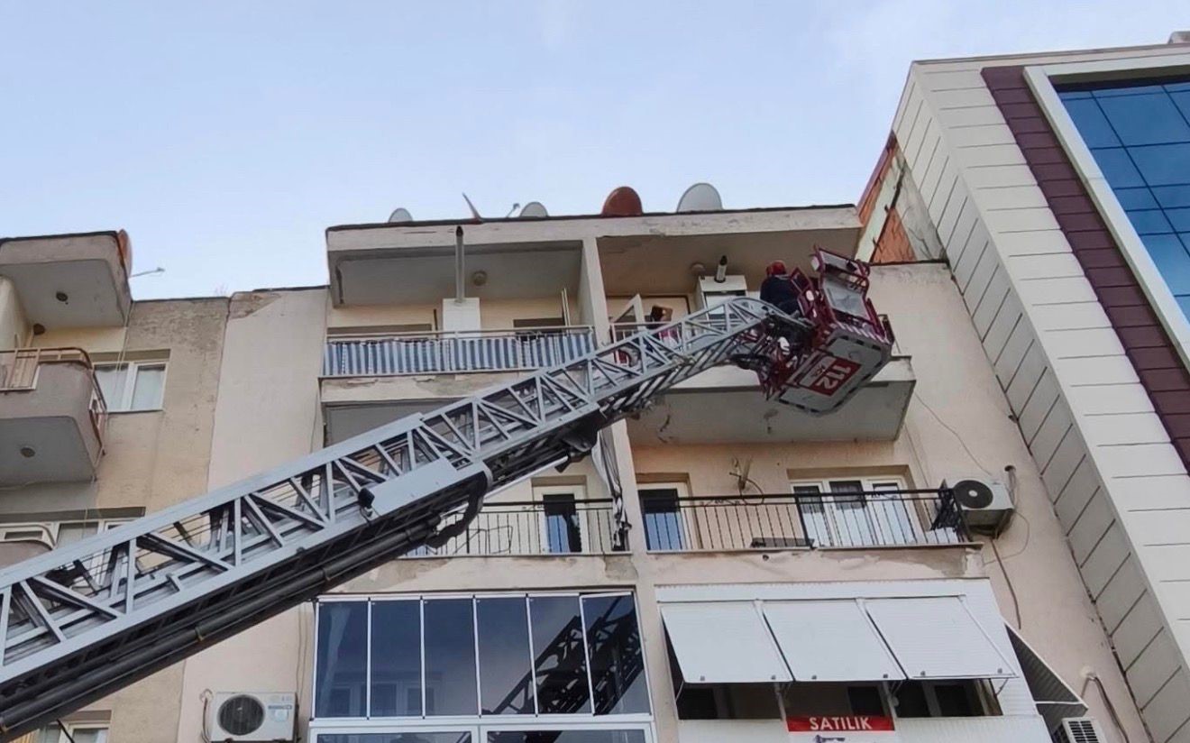 Manisa’da çamaşır makinesinden çıkan yangın paniğe neden oldu